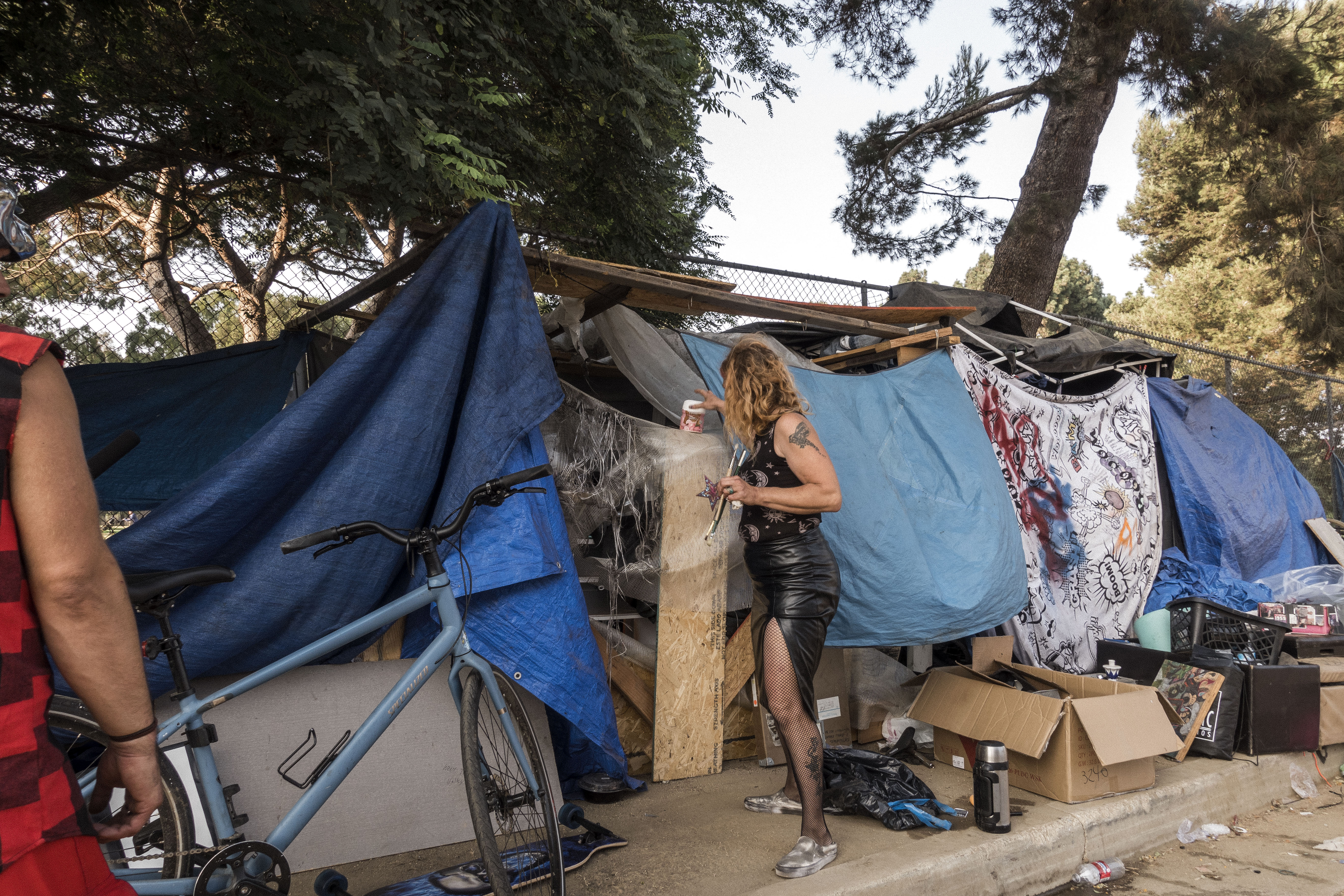 LA City Council Approves An Ordinance That Bans Unhoused People From Camping On Sidewalks And Near Schools And Public Property - Vimarsana News